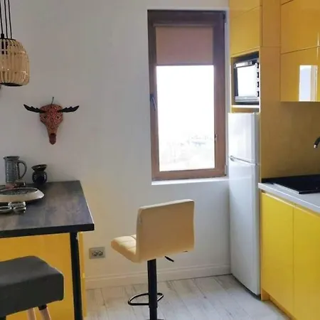 Lovely With Mountain View & Apartman