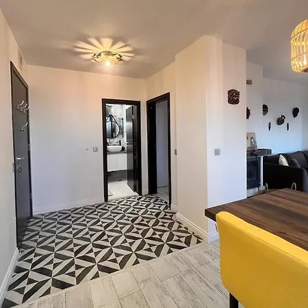 Apartman Lovely With Mountain View &